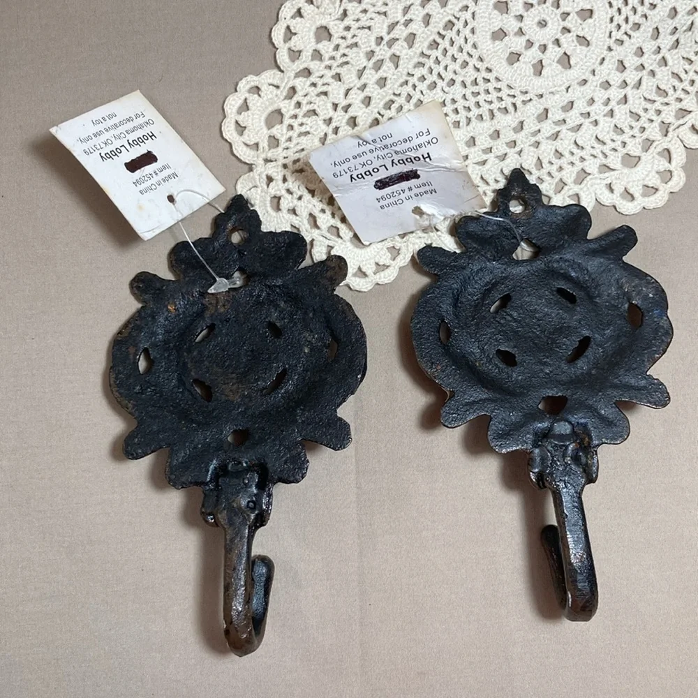 NWT Cast Iron Wall Hooks Set Of 3